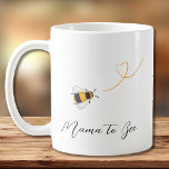 Mama To Bee Koffiemok<br><div class="desc">Deze mok is versierd met waterverf honingbijen en "Mama to Bee" in stijlvolle scripttypografie. Gemakkelijk aan te passen met uw monogram. Maakt een mooi cadeau voor de aanstaande moeder. Originele Waterverf © Michele Davies.</div>