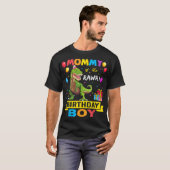 Mama van de Birthday Boy Dinosaur Raptor Funny T-shirt (Voorkant volledig)