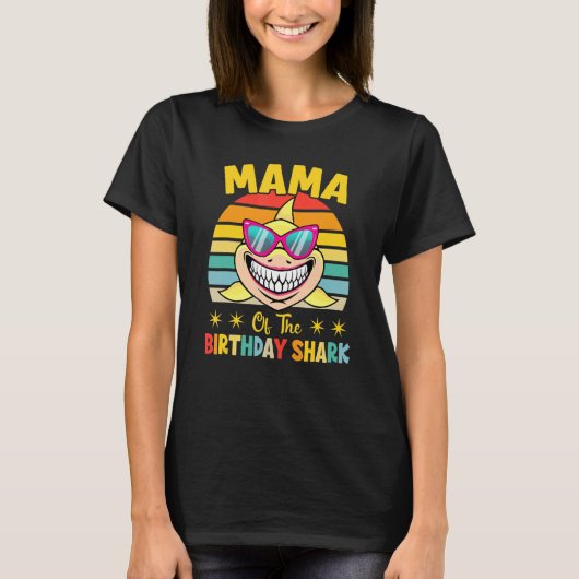 Mama van de familie van de haaien die Birthda afst T-shirt (Voorkant)