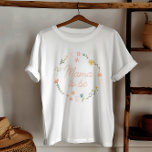 Mama wordt elegante wilde bloemen t-shirt<br><div class="desc">Deze elegante moeder te zijn t-shirt is voorzien van een prachtige botanische wilde bloem illustratie,  met daisy's,  zonnebloemen,  en meer botanicals. Het perfecte roze en elegante ontwerp voor uw bloemige baby shower.</div>