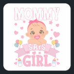 mama zegt meisje zwangerschap roze of blauw vierkante sticker<br><div class="desc">Mama zegt Meisje Zwangerschap Roze of Blauw Grappig Geslacht Onthullen Baby shower Matching Familie Baby Grappig ontwerp Gift Square Sticker Classic Collectie.</div>