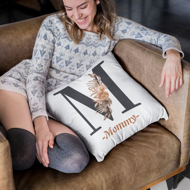 Mama zwart M typografie met gouden bloem Kussen (Mama's Boy matching blue color Boy's T-Shirt)