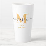 Mamaw Elegant Script Monogram Sunny Yellow  Latte Mok<br><div class="desc">Latte mok voor een nieuwe gedenksteen of een oude gedenksteen! die je kunt personaliseren met de datum waarop ze grootmoeder werden. Dit trendy minimalistische ontwerp heeft een zonnig kleurenpalet van goudgeel, zwart en wit. Het heeft een Mamaw monogram, met de letter M van het initiaal en de naam mamaw, die...</div>