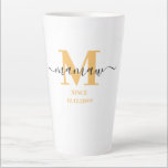 Mamaw Elegant Script Monogram Sunny Yellow  Latte Mok<br><div class="desc">Latte mok voor een nieuwe gedenksteen of een oude gedenksteen! die je kunt personaliseren met de datum waarop ze grootmoeder werden. Dit trendy minimalistische ontwerp heeft een zonnig kleurenpalet van goudgeel, zwart en wit. Het heeft een Mamaw monogram, met de letter M van het initiaal en de naam mamaw, die...</div>