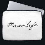 #MamLife | Moederschap Modern Script Moederdag Laptop Sleeve<br><div class="desc">#MaLife hashtag citeert kunstontwerp in een moderne,  stijlvolle,  handgeschreven script typografie in een minimalistische moderne ontwerpstijl. Het perfecte geschenk voor elke moeder om het moederschap te vieren,  je moeders verjaardag of Moederdag!</div>