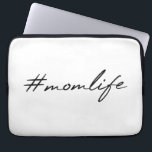 #MamLife | Moederschap Modern Script Moederdag Laptop Sleeve<br><div class="desc">#MaLife hashtag citeert kunstontwerp in een moderne,  stijlvolle,  handgeschreven script typografie in een minimalistische moderne ontwerpstijl. Het perfecte geschenk voor elke moeder om het moederschap te vieren,  je moeders verjaardag of Moederdag!</div>