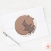 Mammie Beer Hugging Baby Beer Cub Ronde Sticker (Envelop)