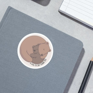 Mammie Beer Hugging Baby Beer Cub Ronde Sticker