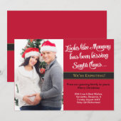 Mammie die Kerstmis zoent Zwangerschap Aankondigin Feestdagenkaart (Voorkant / Achterkant)