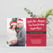 Mammie die Kerstmis zoent Zwangerschap Aankondigin Feestdagenkaart (Staand voorkant)