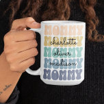 Mammie Modern mam Kinder Names Moederdag Gift Koffiemok<br><div class="desc">Ben je op zoek naar een leuk persoonlijk cadeau voor mama? Bekijk deze mammie moderne Kinderen Names Moederdag Coffee Mok. U kunt drie kinder namen op het gebied van de sjabloon toevoegen. Meer namen nodig? Open het ontwerphulpmiddel om volledig aan te passen!</div>