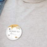 Mammie om honing te krijgen ronde button 5,7 cm<br><div class="desc">Dit ontwerp kan op het gebied worden gepersonaliseerd dat door de foto en/of tekst te veranderen wordt verstrekt. Of het kan worden aangepast door te klikken deze Sjabloon personaliseert en dan de klik te kiezen om verdere optie aan te passen en de kleur van de achtergrond te schrappen of te...</div>