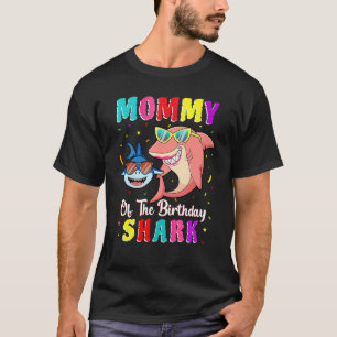 Mammie van de familie van de haaiensterfte die met t-shirt