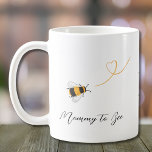 Mammie wordt koffiemok<br><div class="desc">Deze koffie mok is versierd met waterverf honingbijen en "Mama to Bee" in stijlvolle scripttypografie. Gemakkelijk aan te passen met uw monogram. Maakt een mooi cadeau voor de aanstaande moeder. Originele Waterverf © Michele Davies.</div>