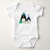 Mammie's kleine Man. Kleine Penguin Baby Bodysuit (Voorkant)