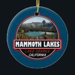 Mammoth Lakes California Travel Art Emblem Keramisch Ornament<br><div class="desc">Het kunstontwerp van Mammoth Lakes toont de stad in de Sierra Nevada-bergen van Californië. Het staat bekend voor het Mammoth-gebergte en de skigebieden in June Mountain en de nabijgelegen trails.</div>