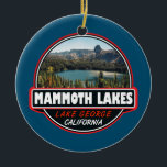 Mammoth Lakes California Travel Art Emblem Keramisch Ornament<br><div class="desc">Het kunstontwerp van Mammoth Lakes toont de stad in de Sierra Nevada-bergen van Californië. Het staat bekend voor het Mammoth-gebergte en de skigebieden in June Mountain en de nabijgelegen trails.</div>