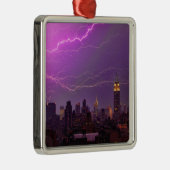 Mammoth Lightning Strike Over Midtown NYC Skyline Metalen Ornament (Rechts)