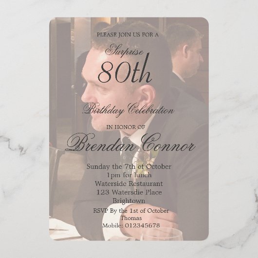 Man 80e verjaardag foto Elegant Folie Uitnodiging (Achterkant)