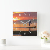 Man aan de waterraad op zonsondergang bij Kaapskui Vierkante Klok (Huis)