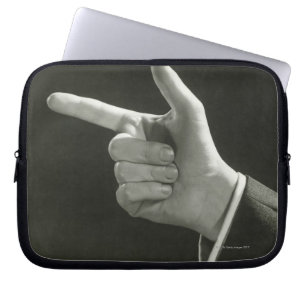Man aanwijzen laptop sleeve