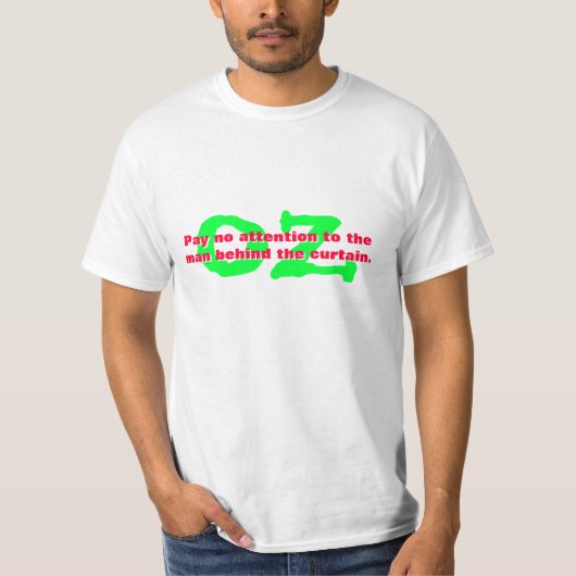 Man achter gordijn. OZ T-shirt (Voorkant)