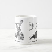 Man bedriegt het spelen van een spel met donkere o koffiemok (Center)