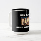 MAN BEHOORT ONDER VROUWEN. TWEEKLEURIGE KOFFIEMOK (Voorkant links)