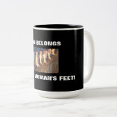 MAN BEHOORT ONDER VROUWEN. TWEEKLEURIGE KOFFIEMOK (Voorkant rechts)