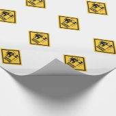 Man bij werken cadeaupapier (Hoek)