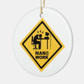 Man bij werken keramisch ornament (Links)