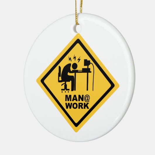 Man bij werken keramisch ornament (Links)