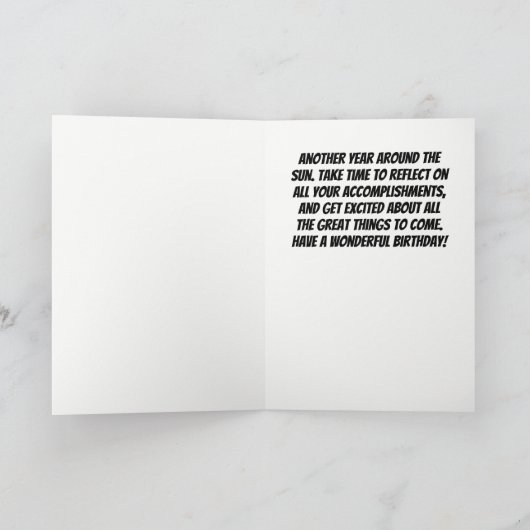 Man blaast kaarsen uit met Masker Funny Birthday Kaart (Binnen)