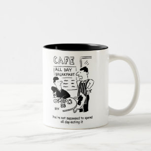 Man brengt hele dag door met het eten van een ontb tweekleurige koffiemok