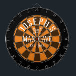 Man Cave Custom Name Dart Board Dartbord<br><div class="desc">De gekleurde achtergrond met de grot van de douanenaam en van het man in het centrum van de raad. Andere kleuren zijn verkrijgbaar in de winkel. Oranje</div>