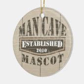 Man Cave Mascot - Vastgesteld (jaar toevoegen) Keramisch Ornament (Links)