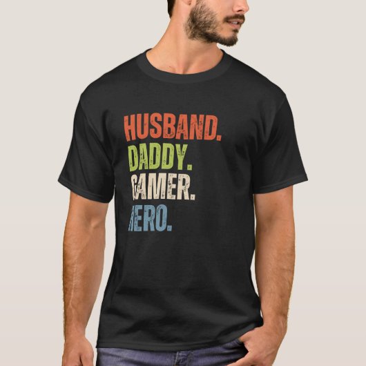Man Daddy Gamer Hero Verontwaardigd T-shirt (Voorkant)