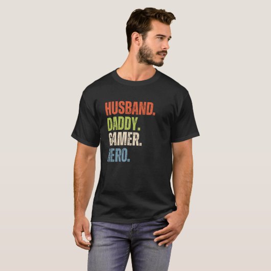 Man Daddy Gamer Hero Verontwaardigd T-shirt (Voorkant volledig)