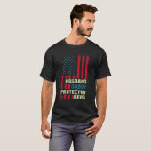 Man Daddy Protector Hero Amerikaanse vlag Vlieg T-shirt (Voorkant volledig)