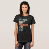 Man Daddy Protector Hero Beste Pap Sinds 1983 T-shirt (Voorkant volledig)