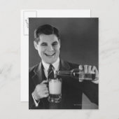 Man dat bier van fles naar pitcher (B&W) giet; Briefkaart (Voorkant / Achterkant)