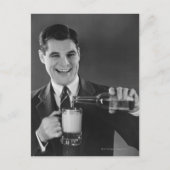 Man dat bier van fles naar pitcher (B&W) giet; Briefkaart (Voorkant)
