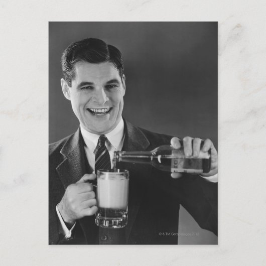 Man dat bier van fles naar pitcher (B&W) giet; Briefkaart (Voorkant)