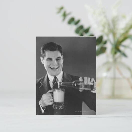 Man dat bier van fles naar pitcher (B&W) giet; Briefkaart (Staand voorkant)