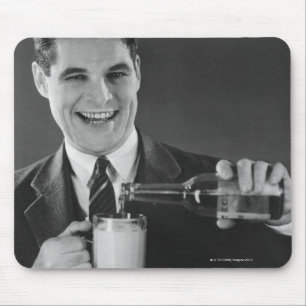 Man dat bier van fles naar pitcher (B&W) giet; Muismat