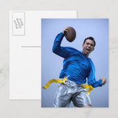 Man dat een football gooit briefkaart (Voorkant / Achterkant)