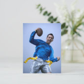 Man dat een football gooit briefkaart (Staand voorkant)