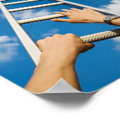 Man dat een ladder poster beklimt (Hoek)