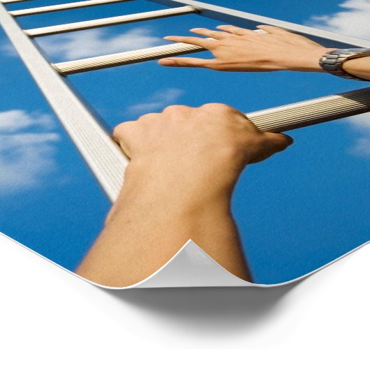 Man dat een ladder poster beklimt (Hoek)