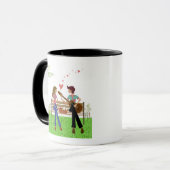 Man dat gitaar speelt met een vrouw naast haar mok (Voorkant links)